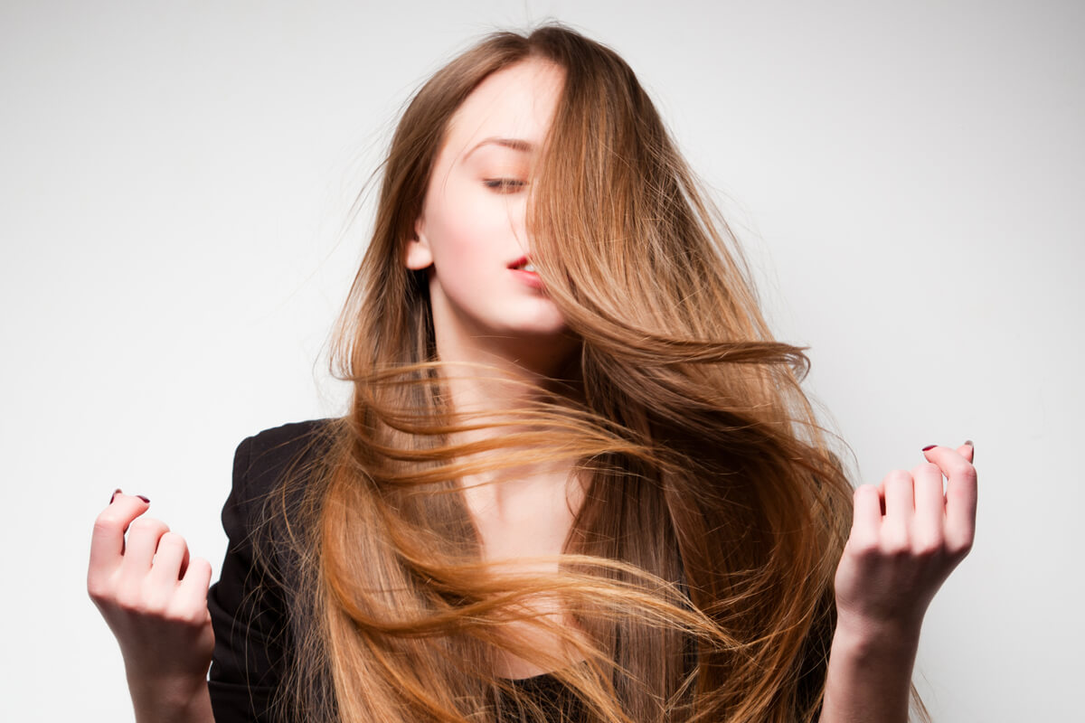 Wiosenne modne fryzury z przedłużanych włosów: 5 trendów i inspiracji